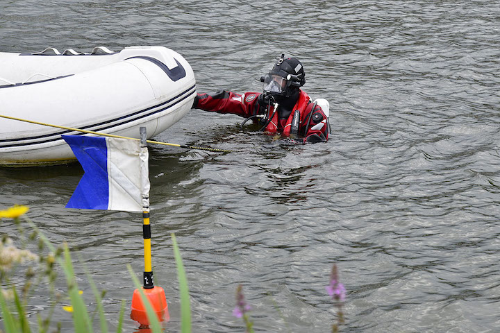 2021/118/20210806-11u50 GB 007 Auto te water Nieuwemeerdijk.jpg